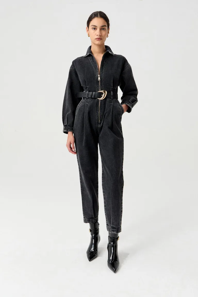 Mono de denim de silueta relajada y pierna slim con detalles personalizados de Markova en Monos para argentina