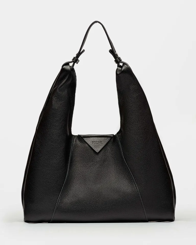 Cartera de hombro de cuero granulado en color negro, diseño sencillo y distinguido de Prüne en Bolsos y Carteras para argentina