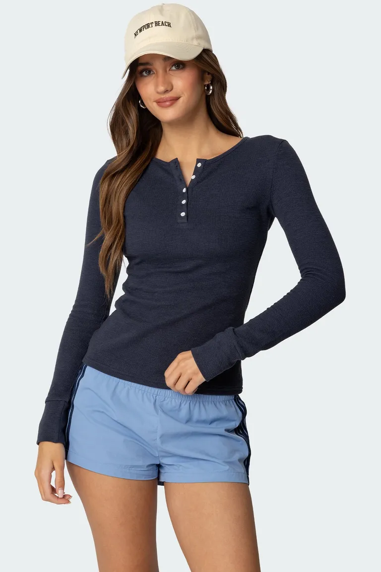 Remera henley textura helaine de Edikted en Remeras para argentina