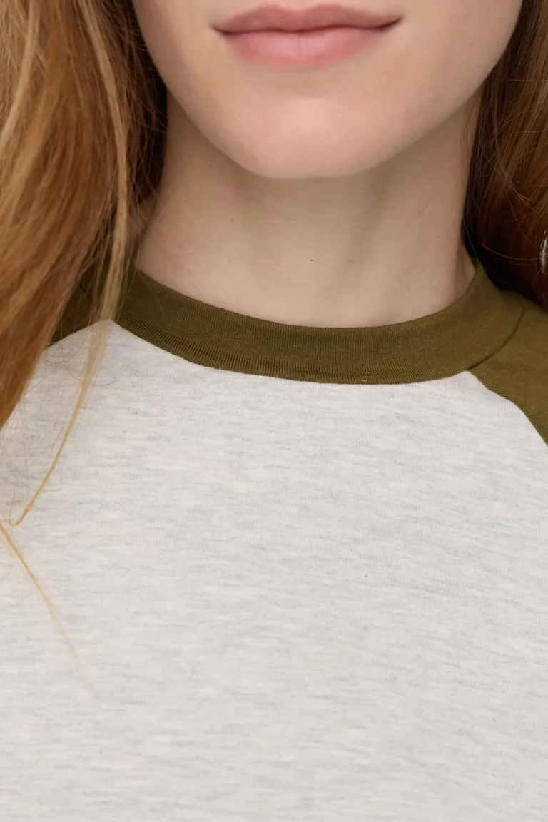 Remera corta con mangas ranglán y cuello redondo de Cuesta Blanca en Remeras para argentina