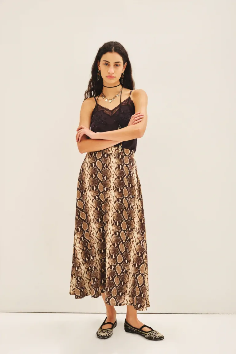 Falda midi de corte evasé con estampado de mandala serpiente y cintura elastizada en la espalda de Rapsodia en Faldas para argentina