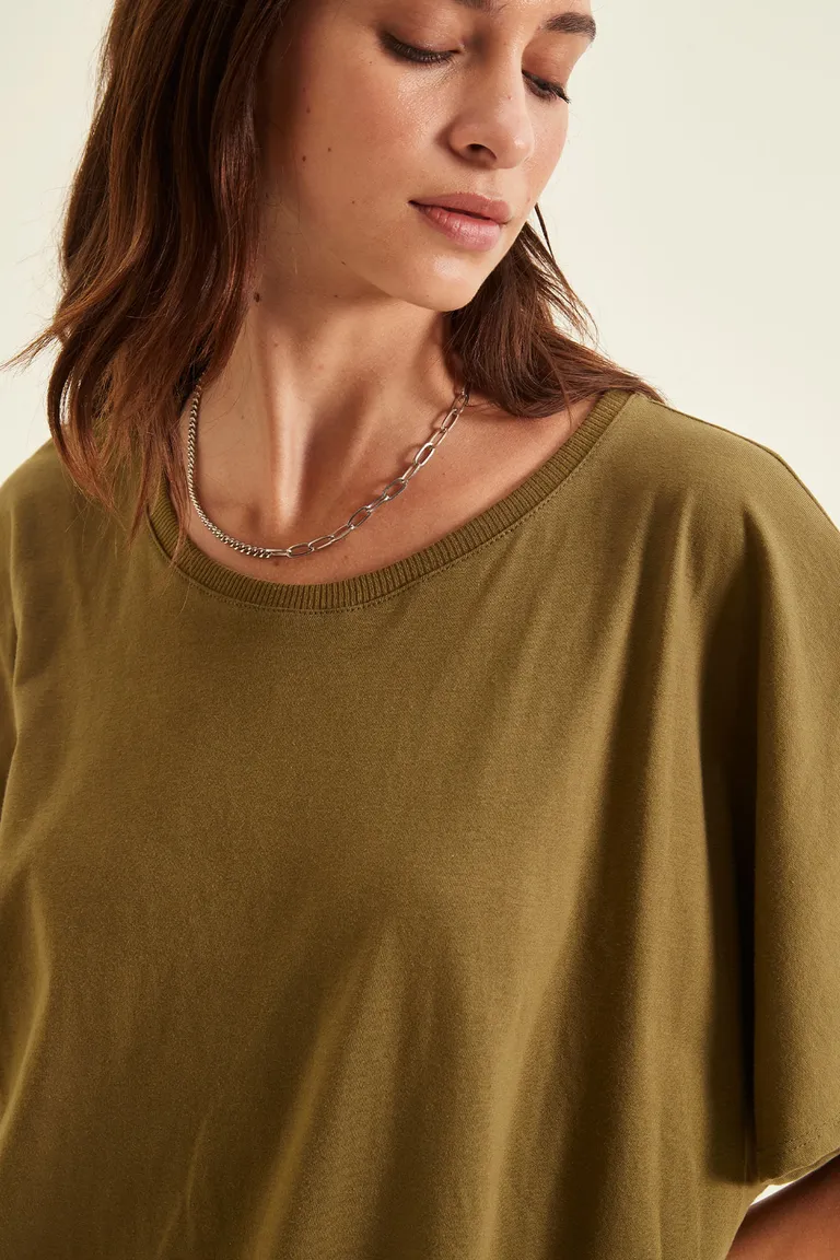 Vestido corto de corte recto con cuello redondo y mangas dolman con aberturas laterales de Cuesta Blanca en Vestidos para argentina