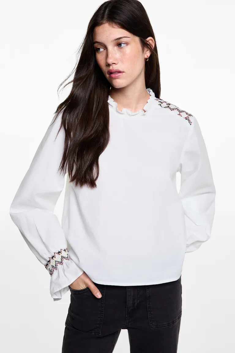 Blusa con bordados fruncidos de Mango Teen en Blusas para argentina