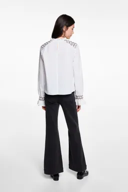 Blusa con bordados fruncidos de Mango Teen en Blusas para argentina