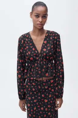 Blusa floral con volante de Mango en Blusas para argentina