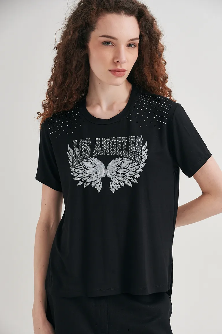 Remera negra con estampa de alas y texto 'los angeles' en detalles brillantes de Sweet en Remeras para argentina