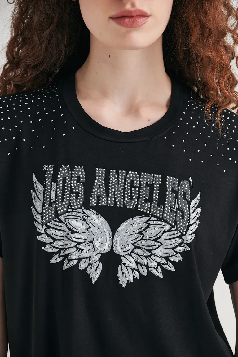 Remera negra con estampa de alas y texto 'los angeles' en detalles brillantes de Sweet en Remeras para argentina