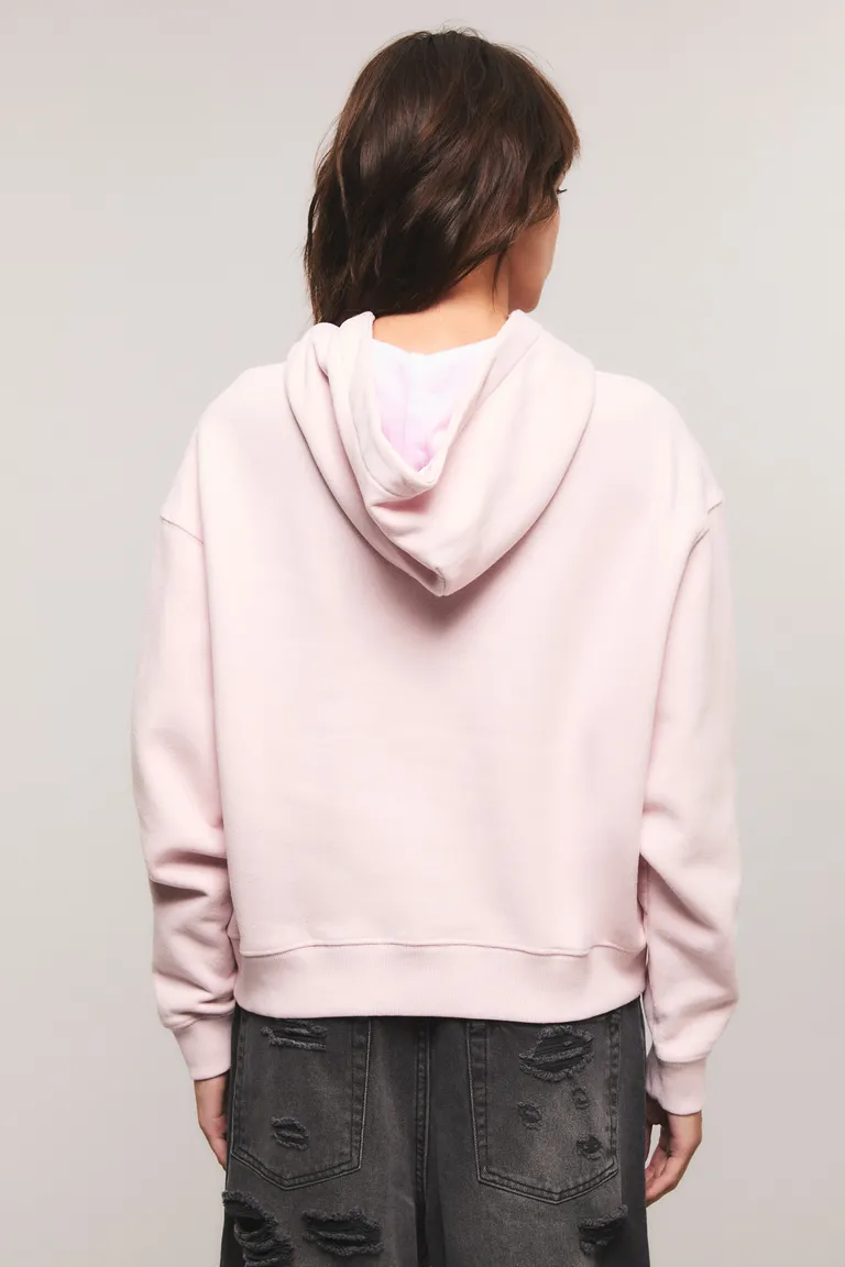 Buzo con capucha y frase estampada en el frente con calce regular y mangas largas de Kosiuko en Buzos y Sweaters para argentina