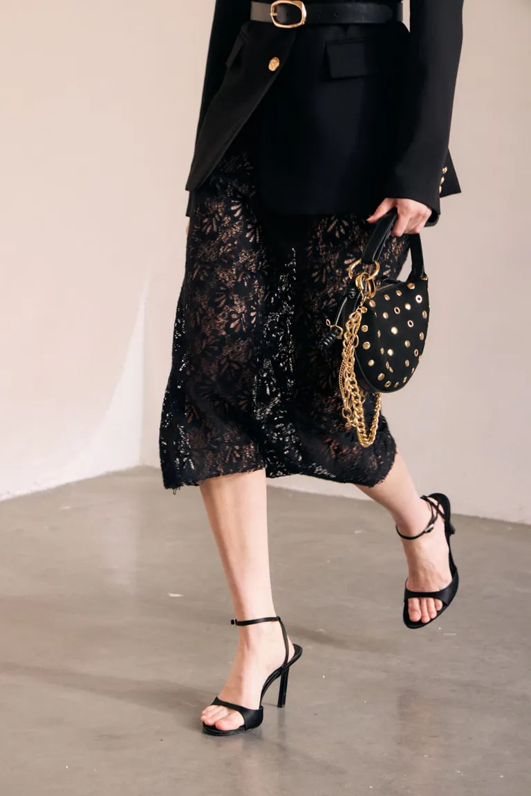 Cartera de mano negra con detalles dorados de Portsaid en Bolsos y Carteras para argentina