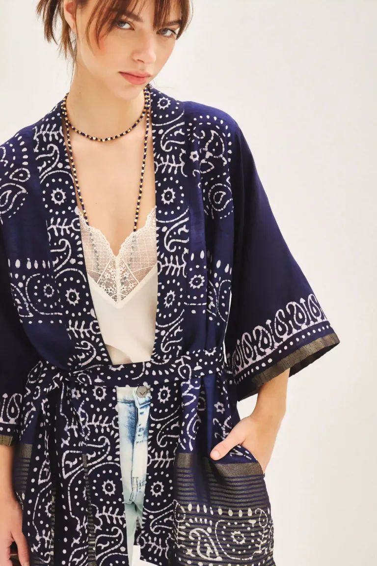 Kimono estampado de viscosa con solapas anchas y detalles decorativos de Rapsodia en Kimonos para argentina
