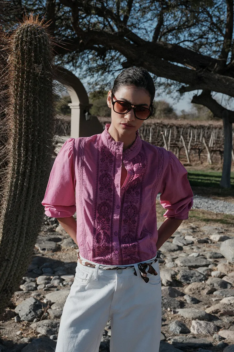 Camisa femenina con bordado de broderie en tonos rosa, diseño elegante y versátil de Sweet en Camisas para argentina