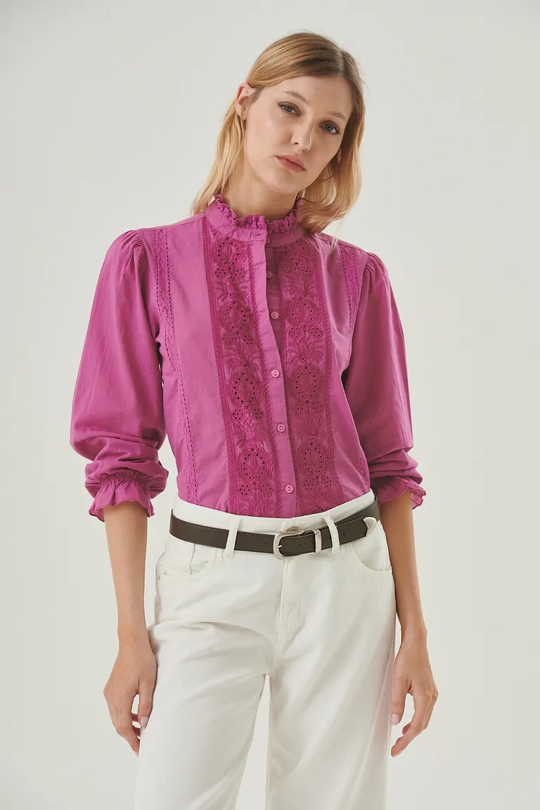 Camisa femenina con bordado de broderie en tonos rosa, diseño elegante y versátil de Sweet en Camisas para argentina