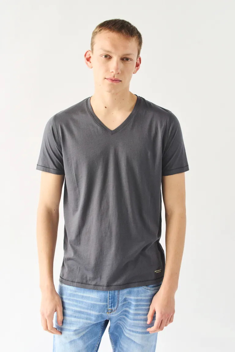 Remera de manga corta y escote en V para hombres en color gris de Bensimon en Remeras y Polos para argentina