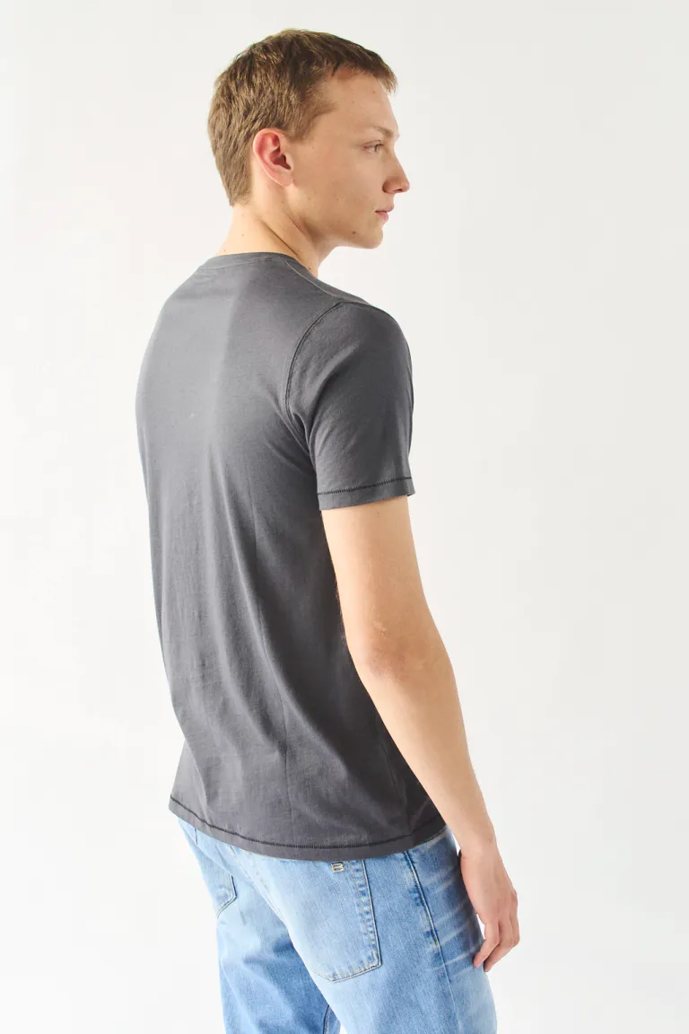 Remera de manga corta y escote en V para hombres en color gris de Bensimon en Remeras y Polos para argentina