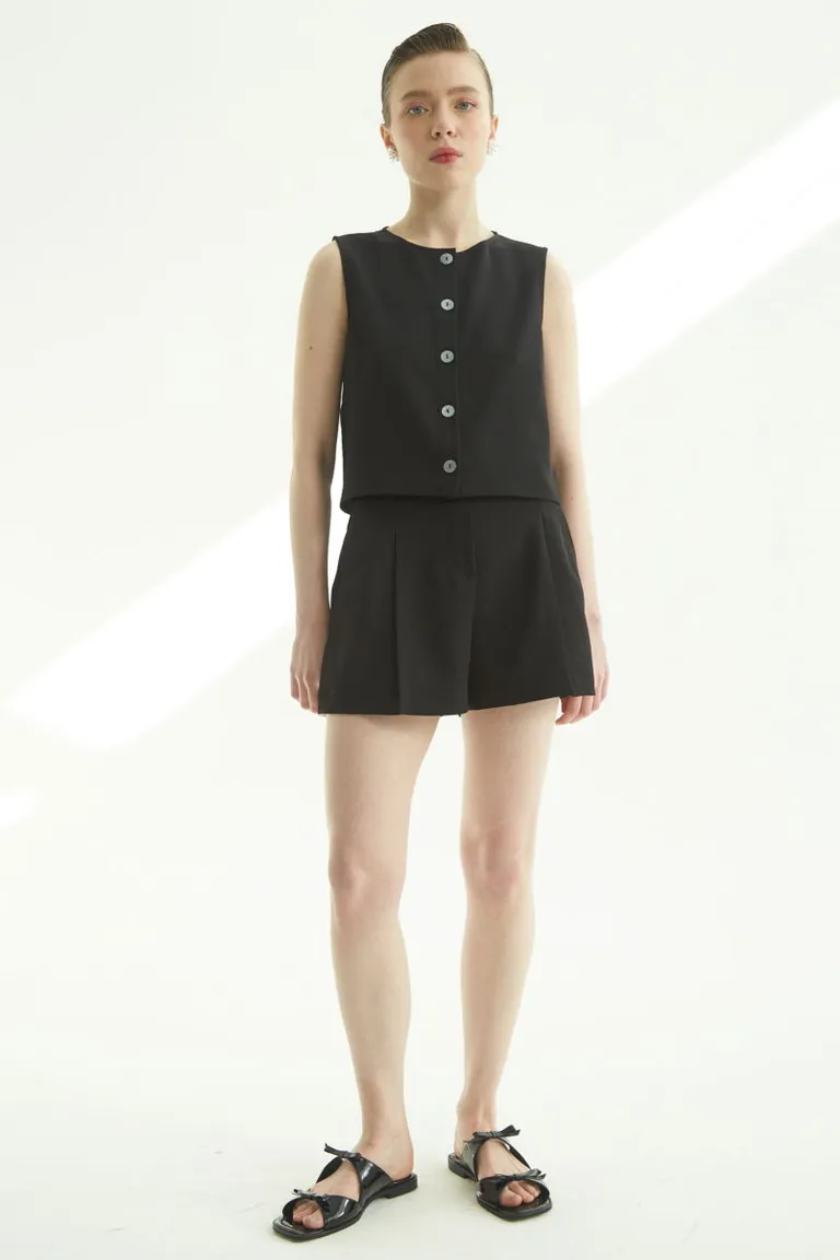 Conjunto de top y falda corta en negro, con detalles únicos y silueta estilizada de Las Pepas en Faldas para argentina