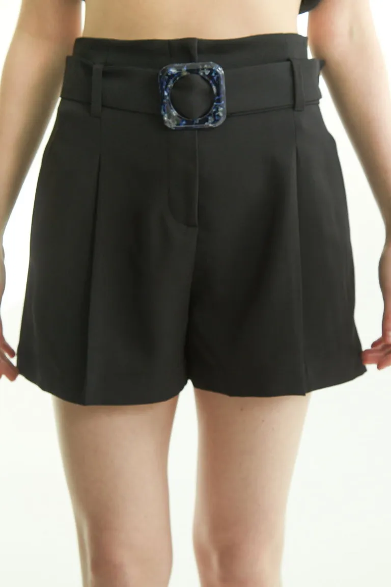 Conjunto de top y falda corta en negro, con detalles únicos y silueta estilizada de Las Pepas en Faldas para argentina