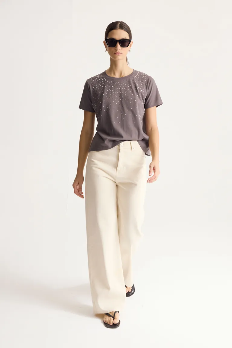 Remera con tachas metálicas, prenda casual y de estilo sofisticado para mujeres de Portsaid en Remeras para argentina