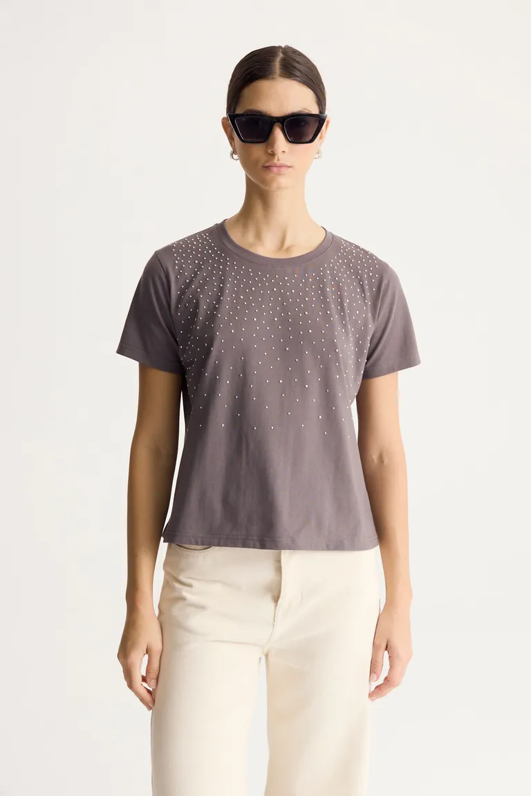 Remera con tachas metálicas, prenda casual y de estilo sofisticado para mujeres de Portsaid en Remeras para argentina