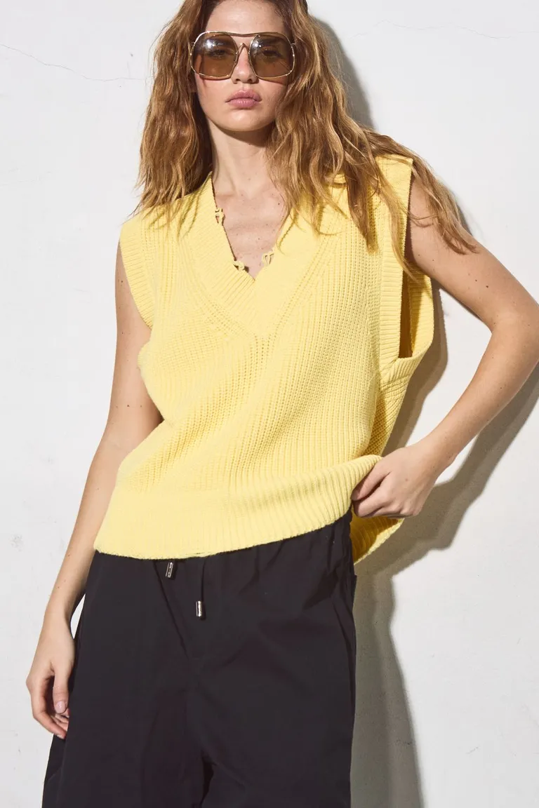Chaleco con escote en V y detalles de mini roturas, ideal para un estilo casual y fresco de Allo Martinez en Chalecos para argentina