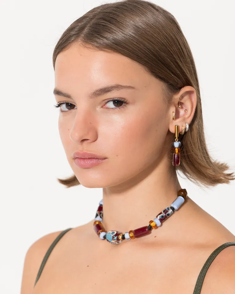 Aros colgantes artesanales con dijes de cristal soplado y base de bronce de Jazmin Chebar en Bijouterie para argentina