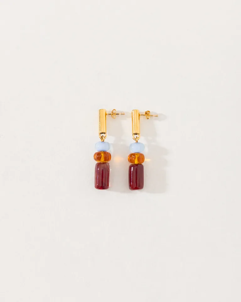 Aros colgantes artesanales con dijes de cristal soplado y base de bronce de Jazmin Chebar en Bijouterie para argentina