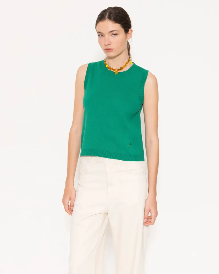 Top sin mangas de diseño minimalista y corte recto, perfecto para looks casual-elegantes de Jazmin Chebar en Tops para argentina