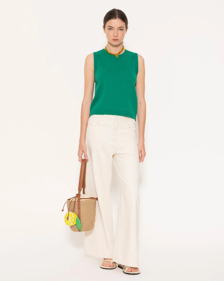 Top sin mangas de diseño minimalista y corte recto, perfecto para looks casual-elegantes de Jazmin Chebar en Tops para argentina