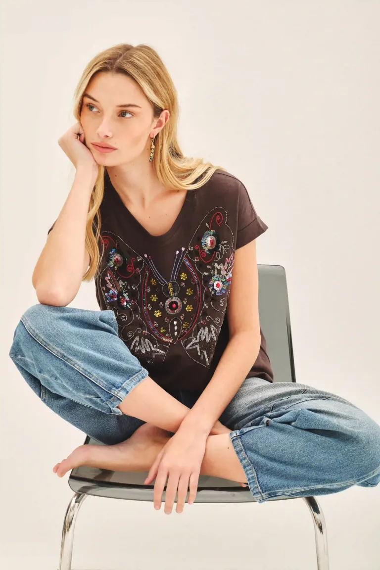 Remera confeccionada en jersey flamé con bordado frontal de Rapsodia en Remeras para argentina