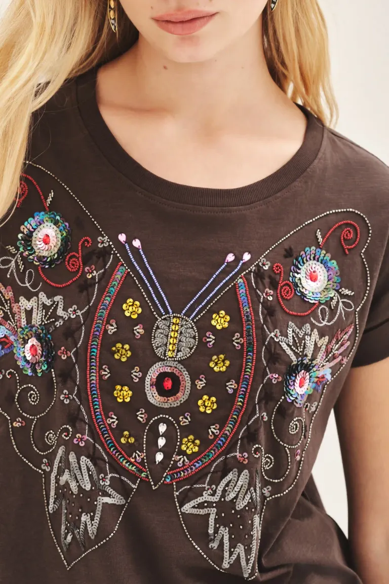 Remera confeccionada en jersey flamé con bordado frontal de Rapsodia en Remeras para argentina