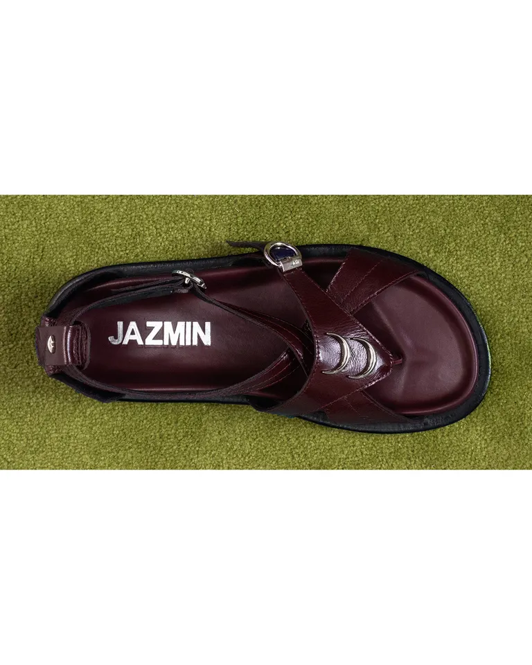 Sandalia de cuero marrón con hebillas y detalle metálico en la capellada de Jazmin Chebar en Sandalias para argentina