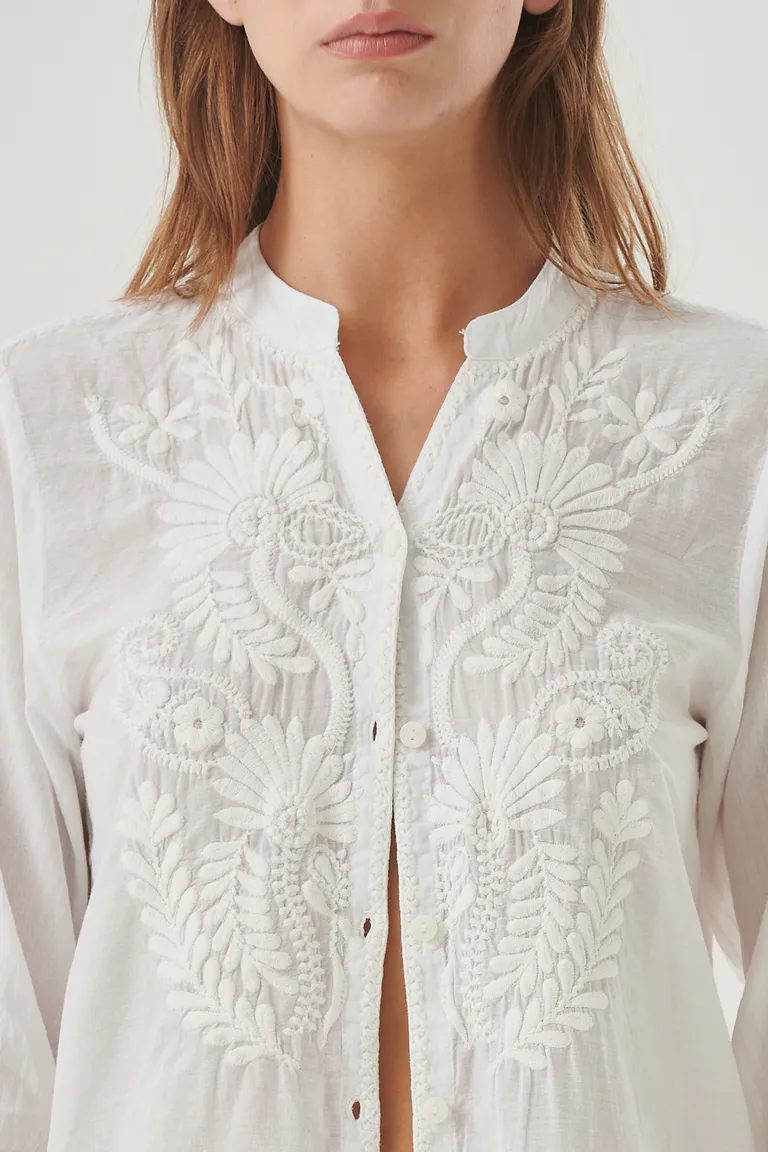 Camisa femenina con bordado delicado y cuello mao para looks elegantes de Sweet en Camisas para argentina