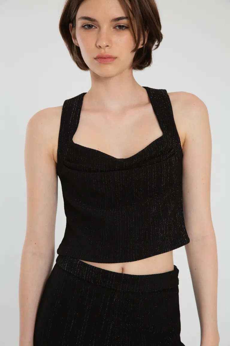 Top negro estilo corazón con breteles anchos - Elegante y versátil de Naíma en Tops para argentina