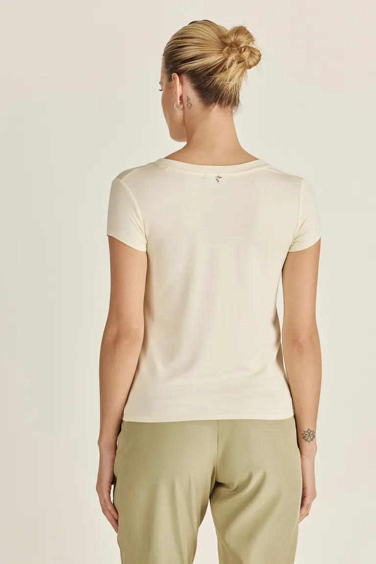 Remera de punto liviano con detalles de strass, un básico femenino y sofisticado de Tucci en Remeras para argentina