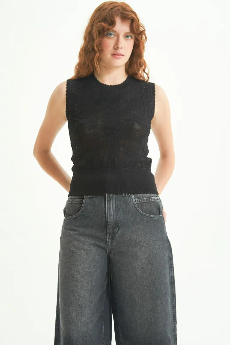 Elegante top sin mangas con estampado floral y detalle en la espalda de Las Pepas en Tops para argentina