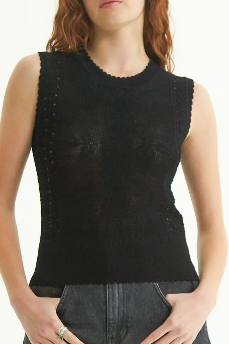 Elegante top sin mangas con estampado floral y detalle en la espalda de Las Pepas en Tops para argentina