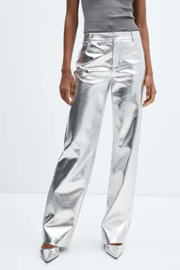 Pantalón metalizado efecto cuero de Mango en Pantalones para argentina