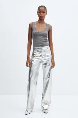 Pantalón metalizado efecto cuero de Mango en Pantalones para argentina