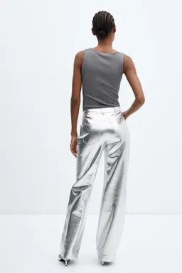 Pantalón metalizado efecto cuero de Mango en Pantalones para argentina