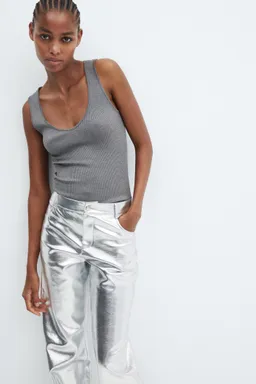 Pantalón metalizado efecto cuero de Mango en Pantalones para argentina