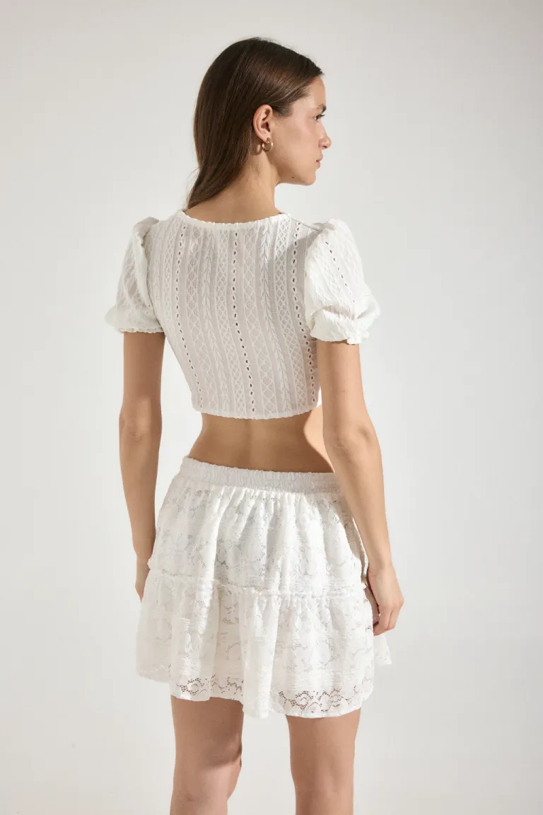 Top de encaje beige con escote en V y manga corta estilo princesa de Audaz en Tops para argentina