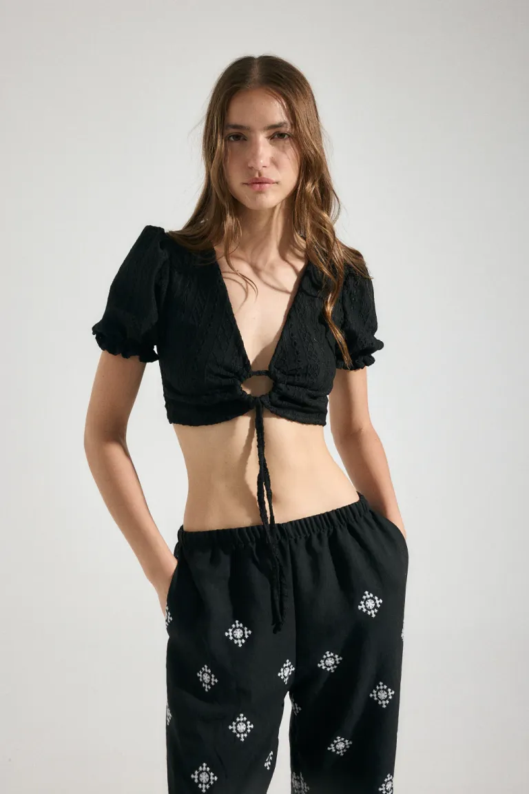 Top de encaje beige con escote en V y manga corta estilo princesa de Audaz en Tops para argentina