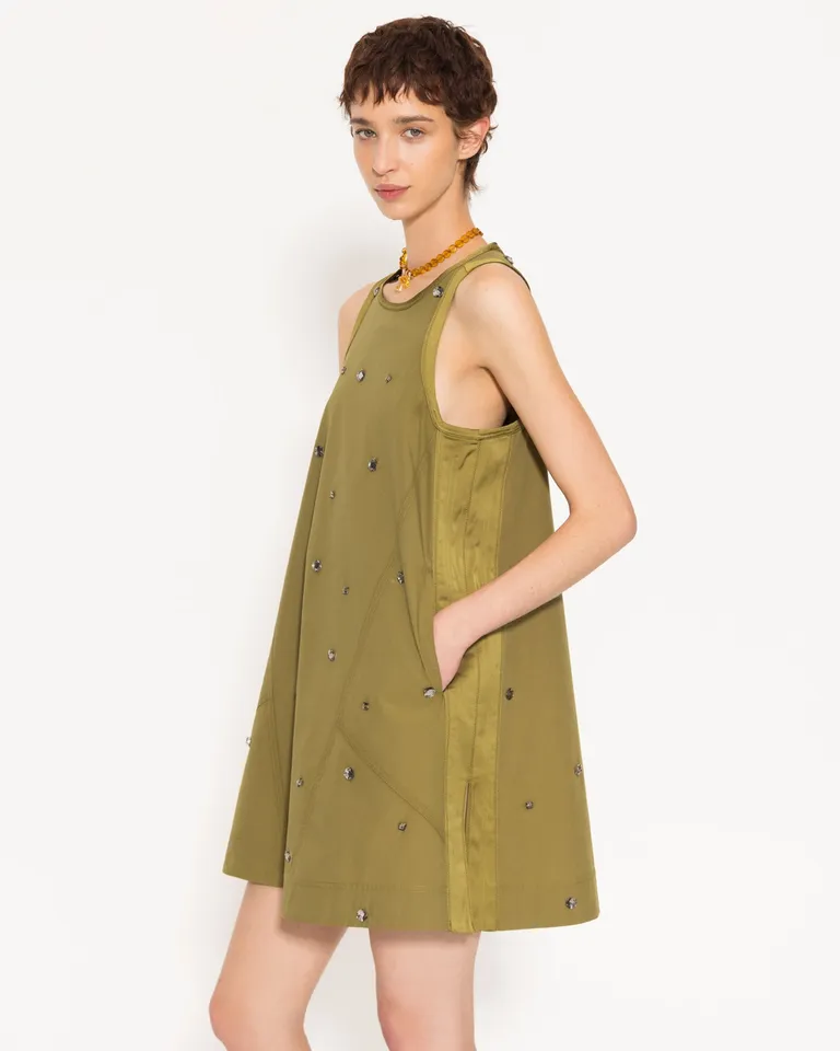 Vestido verde con piedras en detalles delantero y espalda de Jazmin Chebar en Vestidos para argentina