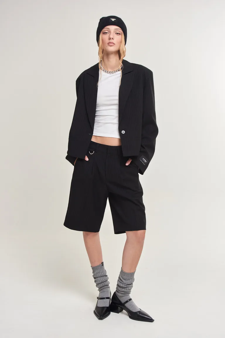 Bermuda sastre elegante con rayas verticales, corte relajado y presilla decorativa de 47 Street en Shorts para argentina