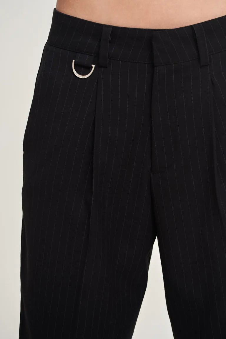 Bermuda sastre elegante con rayas verticales, corte relajado y presilla decorativa de 47 Street en Shorts para argentina