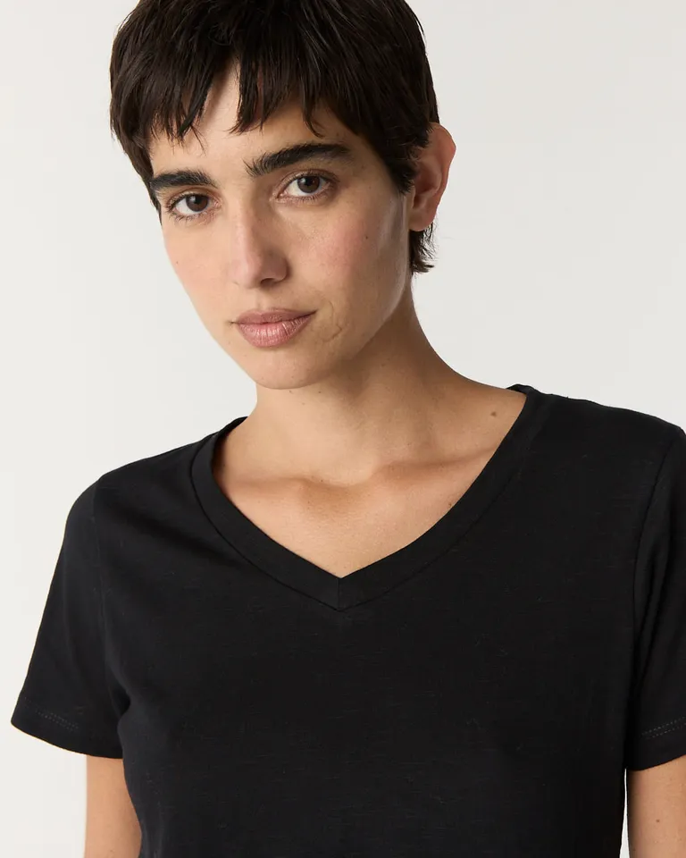 Remera de mujer con escote en V y mangas cortas de calce regular de Furzai en Remeras para argentina