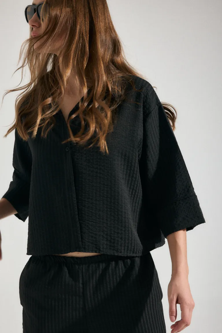 Camisa corta y oversized en color negro, un básico versátil para tu guardarropa de Audaz en Camisas para argentina