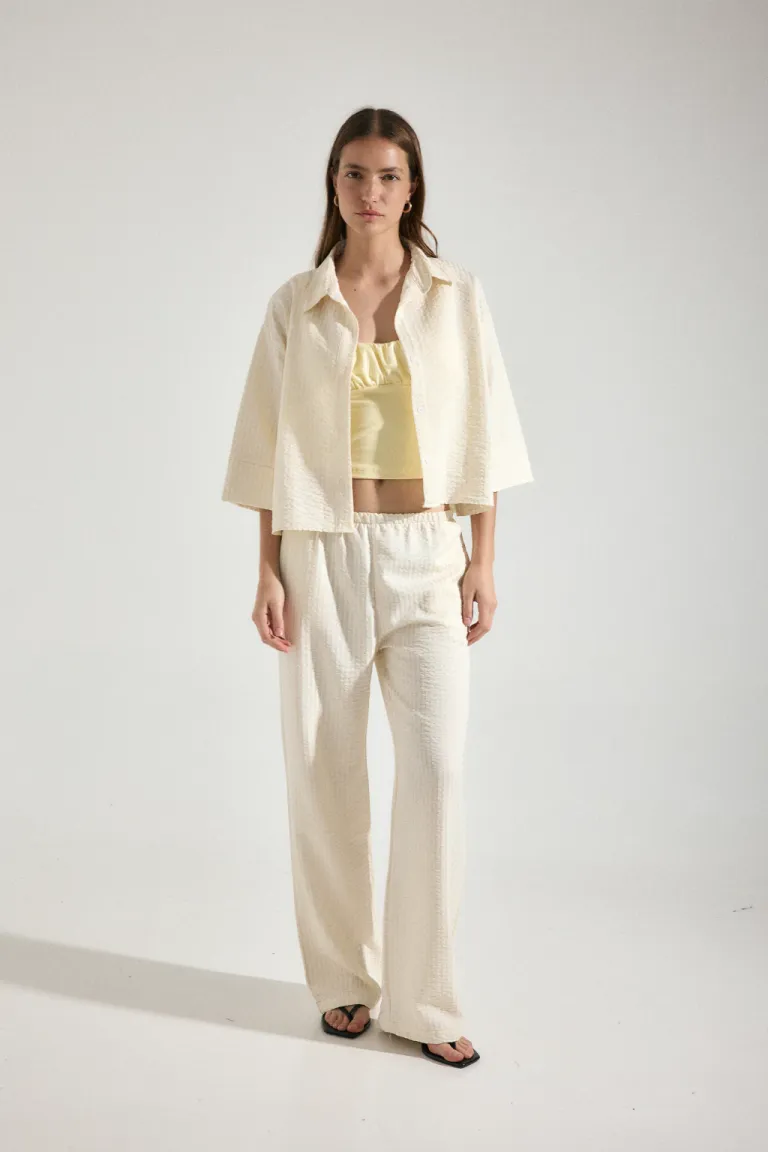 Camisa corta y oversized en color negro, un básico versátil para tu guardarropa de Audaz en Camisas para argentina