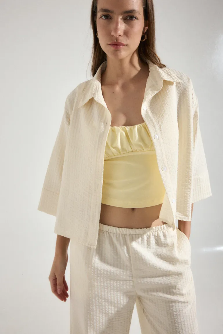 Camisa corta y oversized en color negro, un básico versátil para tu guardarropa de Audaz en Camisas para argentina