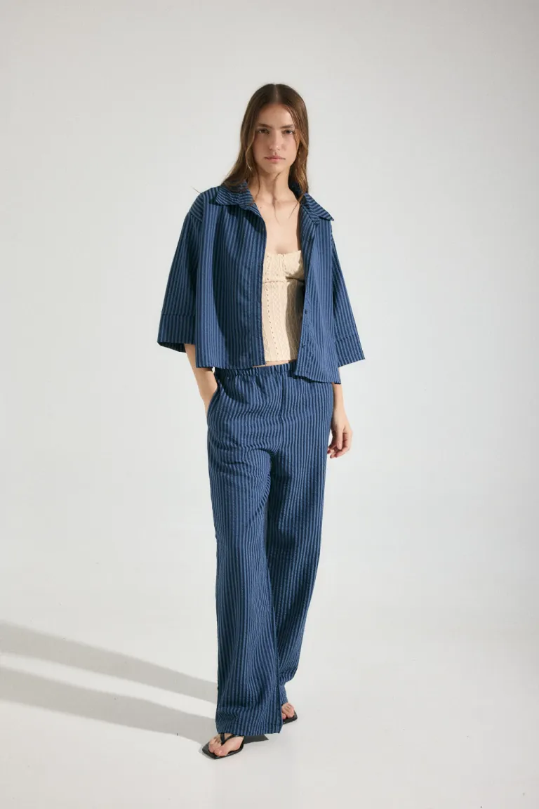 Camisa corta y oversized en color negro, un básico versátil para tu guardarropa de Audaz en Camisas para argentina