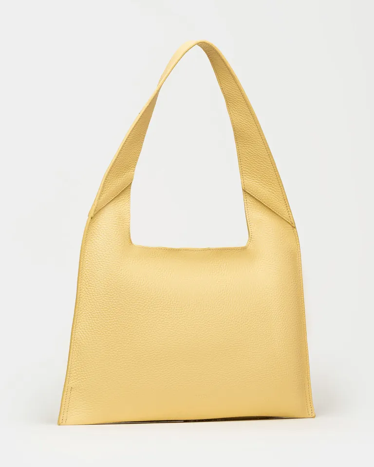Cartera al hombro minimalista en cuero graneado color amarillo de Prüne en Bolsos y Carteras para argentina